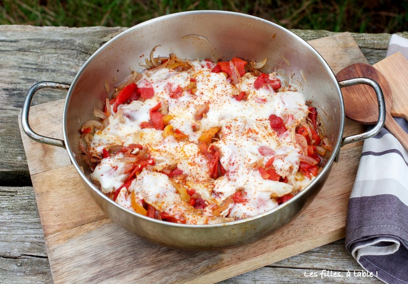 poivrons rouges, brebis, les filles à table