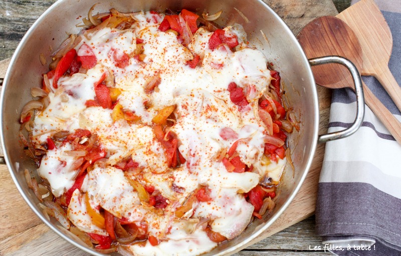 poivrons rouges, brebis, les filles à table