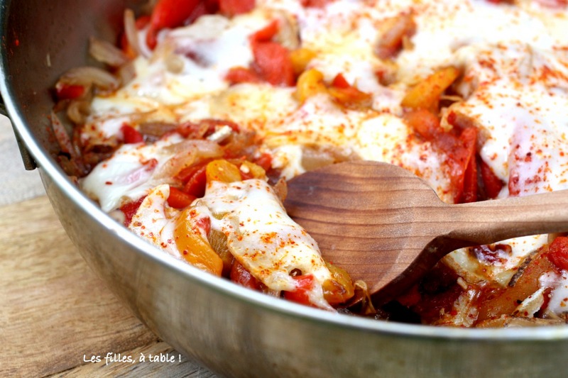 poivrons rouges, brebis, les filles à table