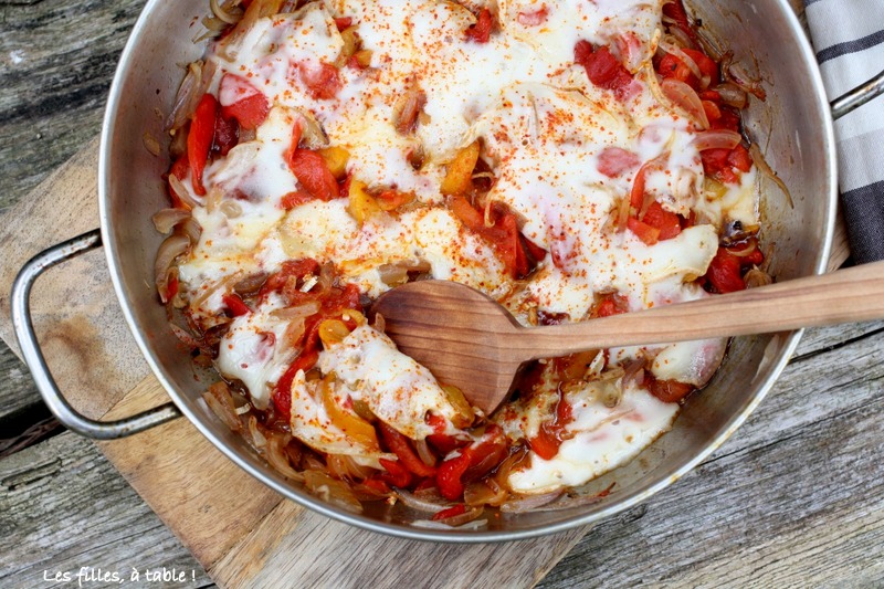 poivrons rouges, brebis, les filles à table