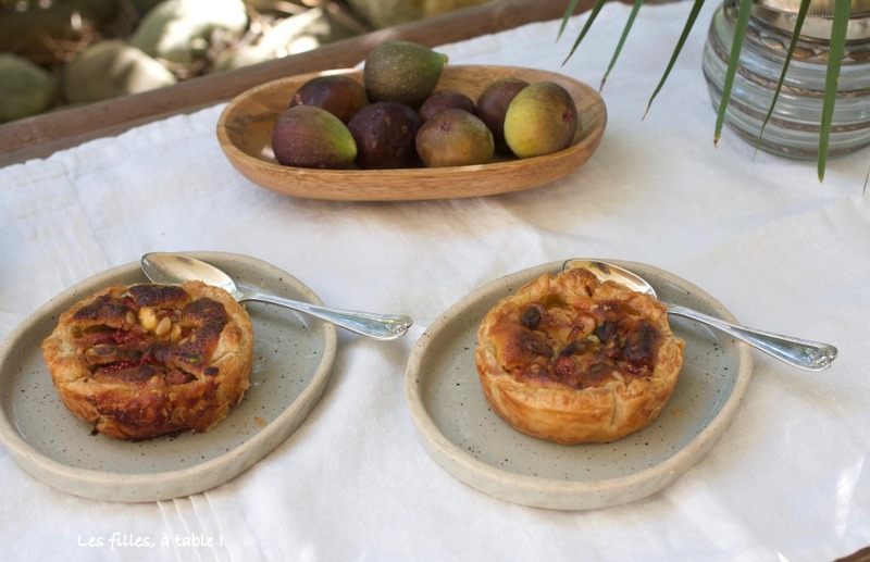 tartelettes, figues, pignons, pistaches, les filles à table