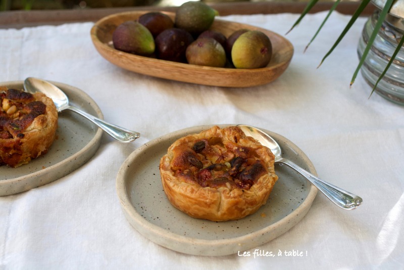 tartelettes, figues, pignons, pistaches, les filles à table