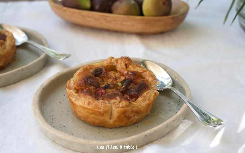 tartelettes, figues, pignons, pistaches, les filles à table