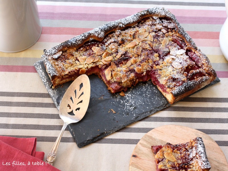 tarte bricohée, pêches de vigne, les filles à table