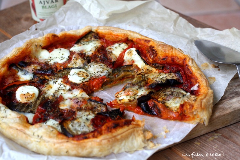 tarte, ajvar, aubergines, poivrons, les filles à table