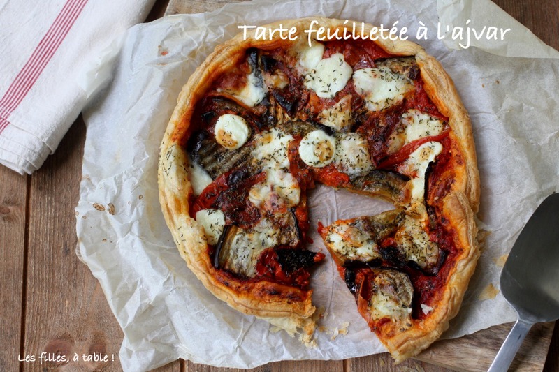 tarte, ajvar, aubergines, poivrons, les filles à table
