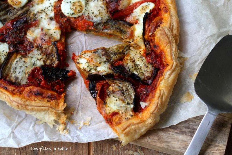 tarte, ajvar, aubergines, poivrons, les filles à table