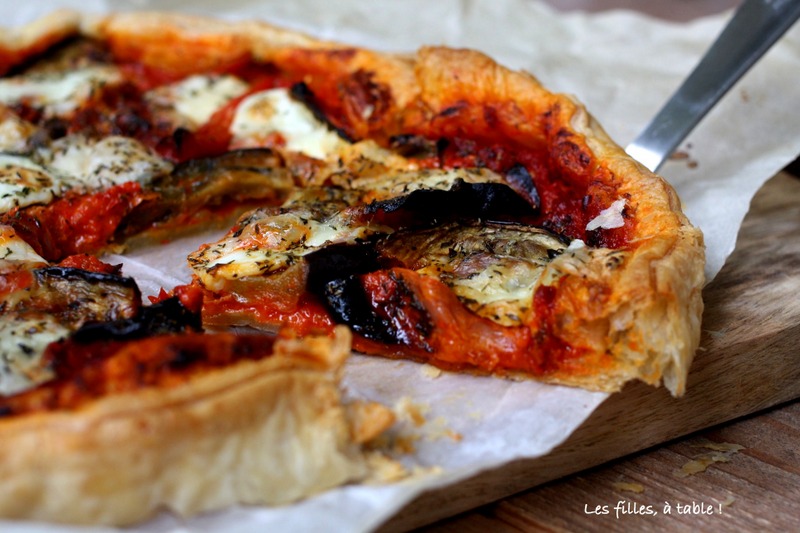 tarte, ajvar, aubergines, poivrons, les filles à table