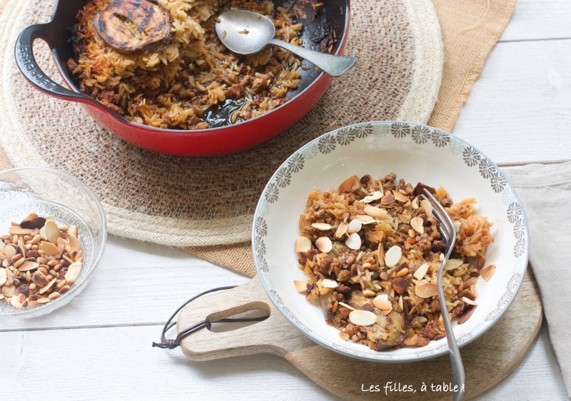aubergines, agneau, riz, les filles à table