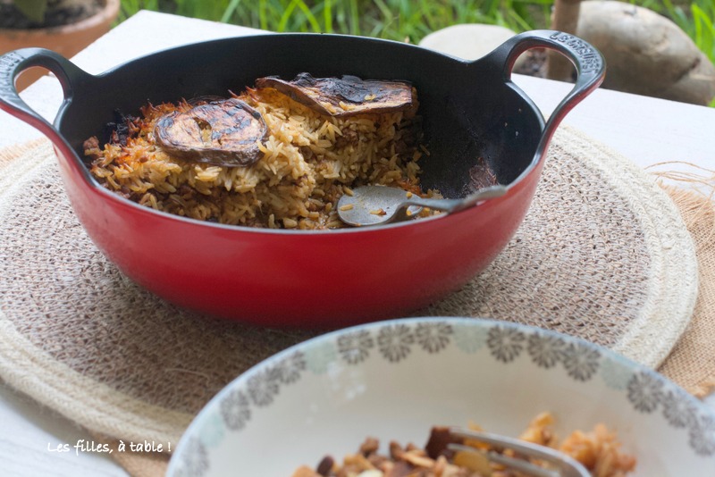 aubergines, agneau, riz, les filles à table