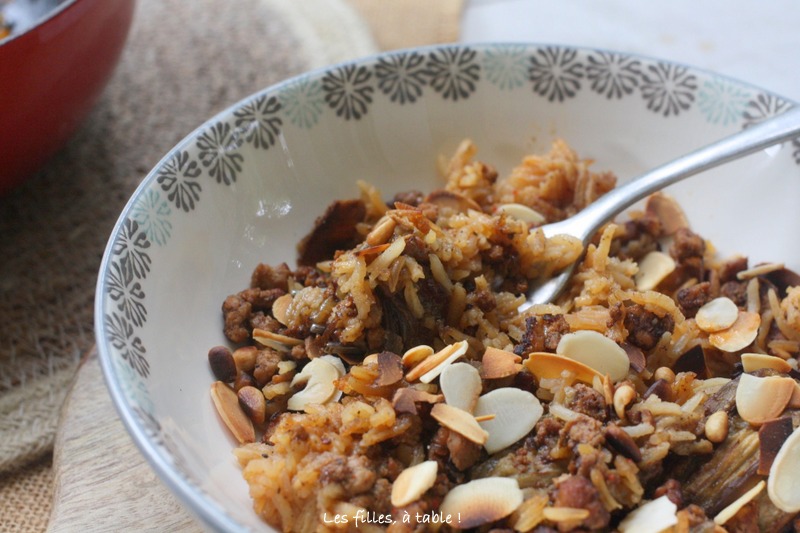 aubergines, agneau, riz, les filles à table