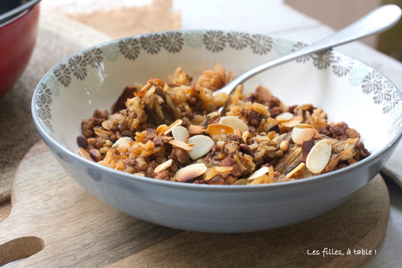 aubergines, agneau, riz, les filles à table