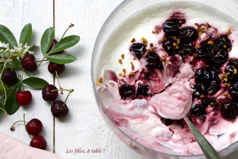Crème de yaourt grec et compotée de cerises