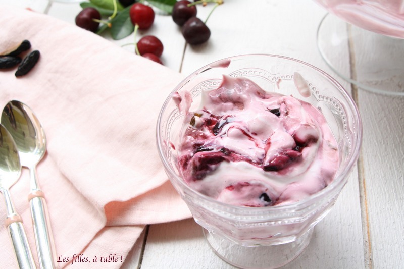 Crème de yaourt grec et compotée de cerises