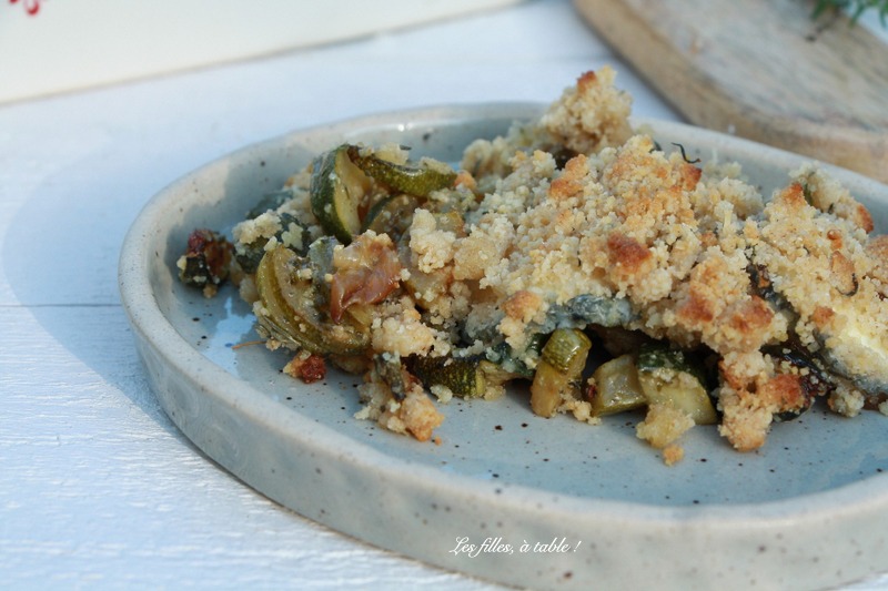Crumble de courgettes au pesto et chèvre cendré