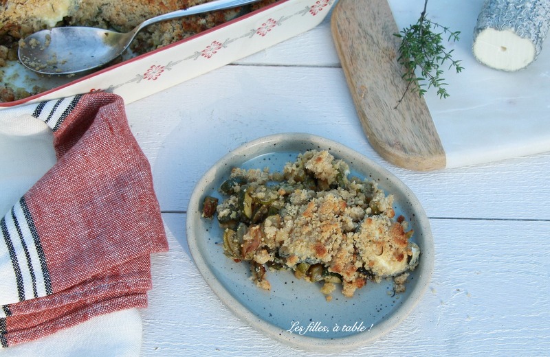 Crumble de courgettes au pesto et chèvre cendré