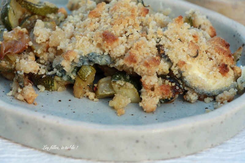 Crumble de courgettes au pesto et chèvre cendré