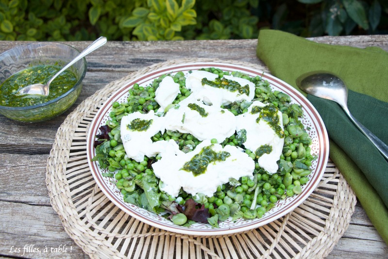 Salade de fèves, petits pois et burrata