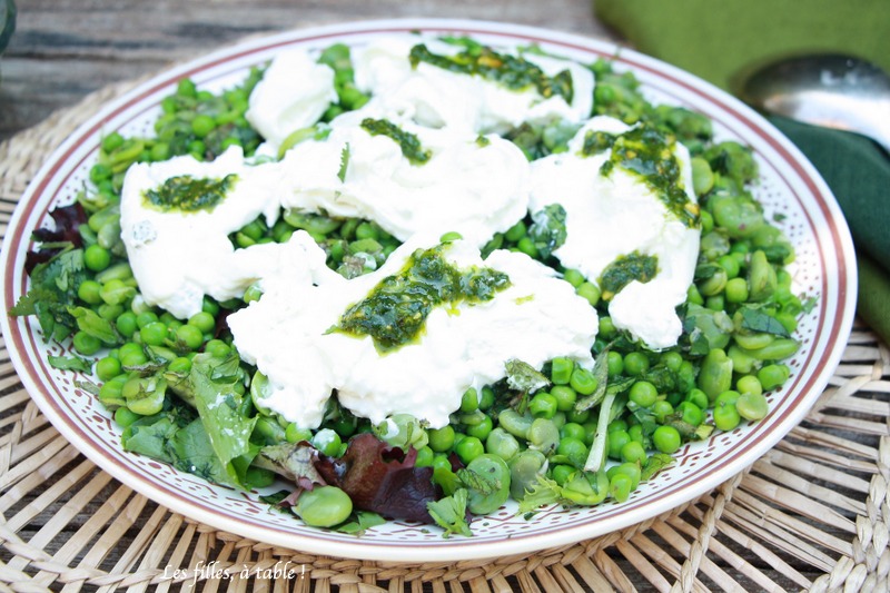 Salade de fèves, petits pois et burrata