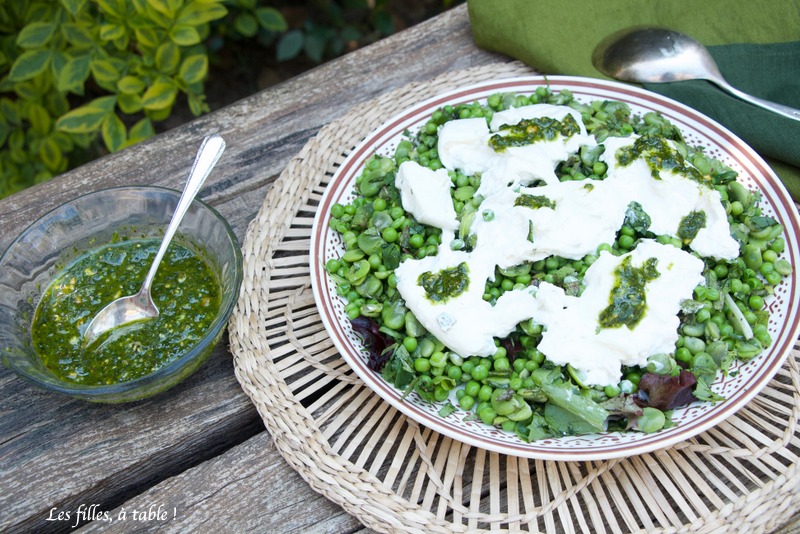 Salade de fèves, petits pois et burrata