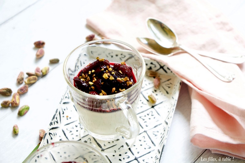 Panna cotta pistache et compotée de cerises