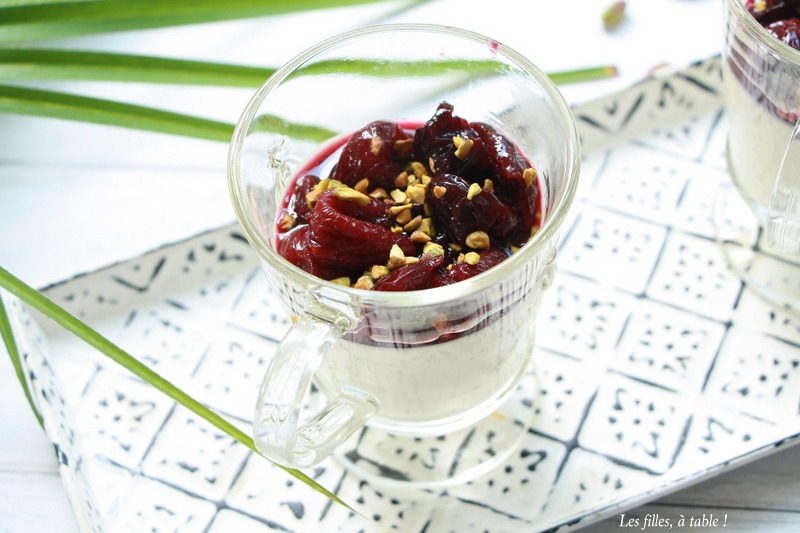 Panna cotta pistache et compotée de cerises