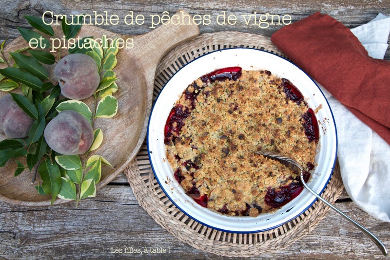 Crumble de pêches de vigne et pistaches