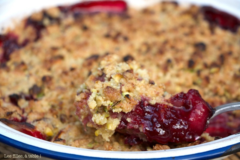 Crumble de pêches de vigne et pistaches