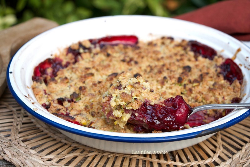 Crumble de pêches de vigne et pistaches