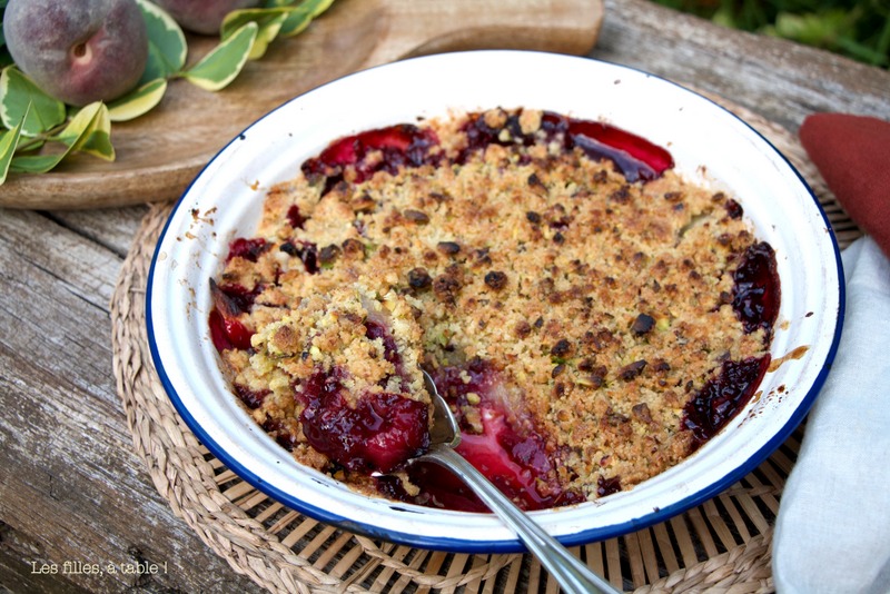 Crumble de pêches de vigne et pistaches