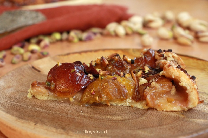 Tarte rustique aux prunes et pistaches