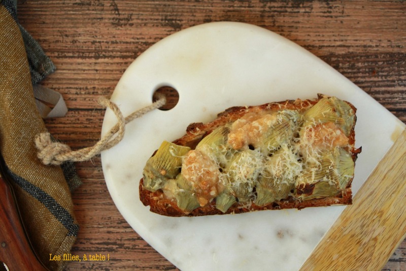 Tartine artichauts, gorgonzola et coppa