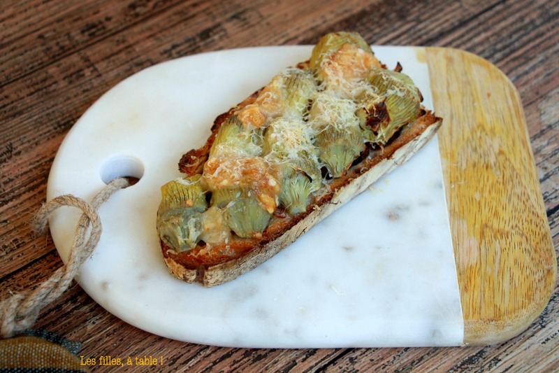 Tartine artichauts, gorgonzola et coppa