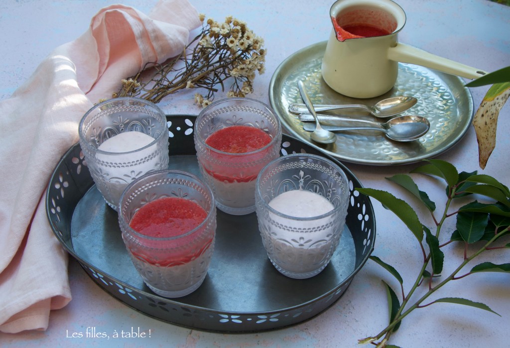 Crèmes à la fraise et yaourt grec