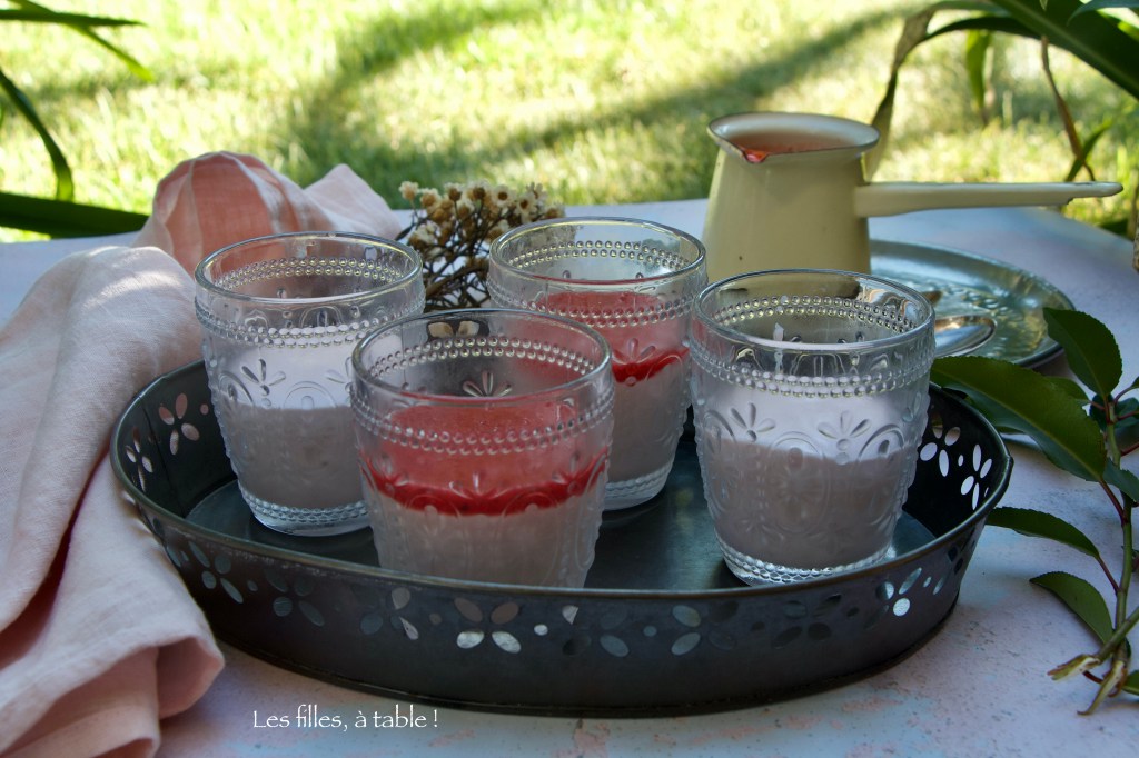 Crèmes à la fraise et yaourt grec