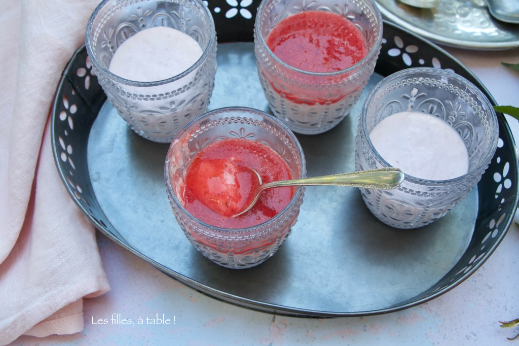 Crèmes à la fraise et yaourt grec