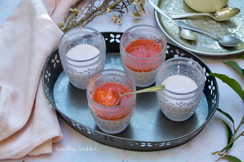 Crèmes à la fraise et yaourt grec
