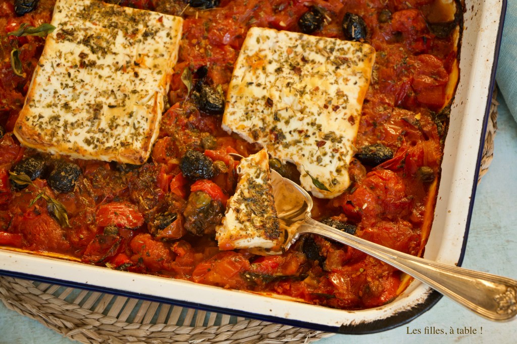 Feta rôtie aux tomates, poivrons et olives noires