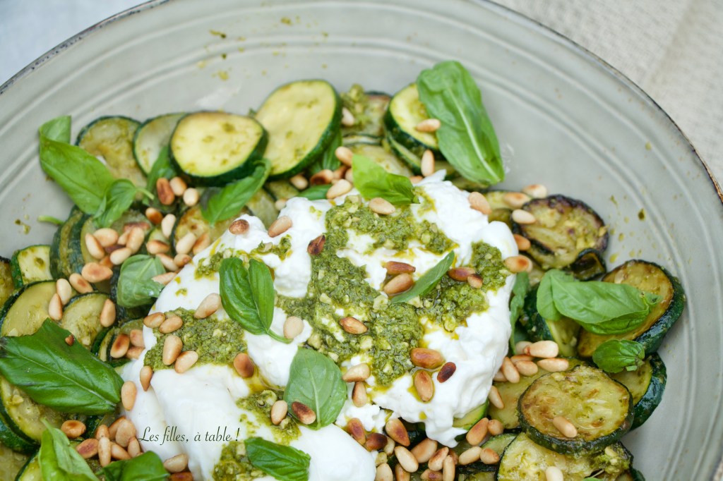 Salade tiède de courgettes, pesto et burrata
