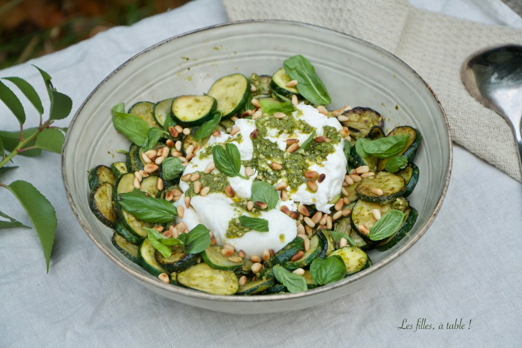 Salade tiède de courgettes, pesto et burrata