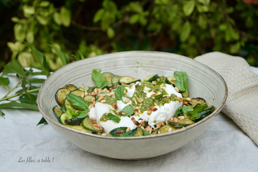 Salade tiède de courgettes, pesto et burrata