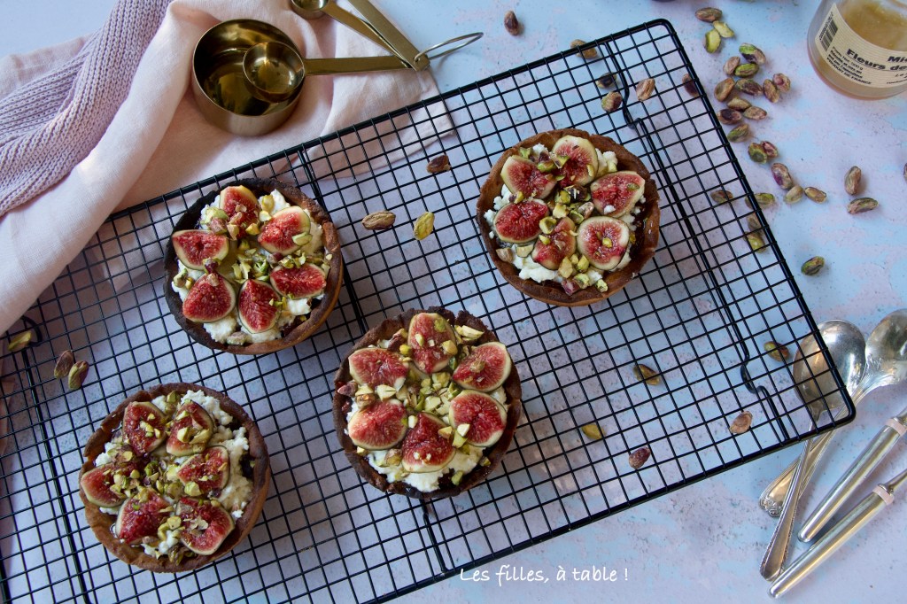 Tartelettes à la brousse, figues et pistaches