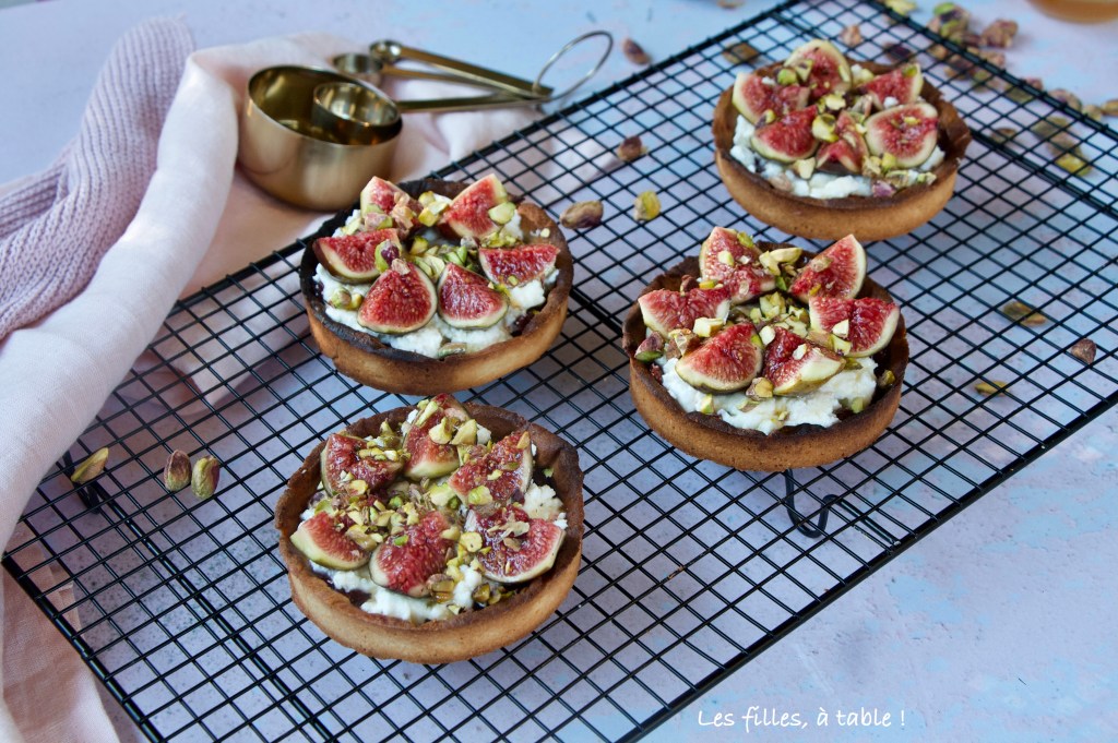Tartelettes à la brousse, figues et pistaches