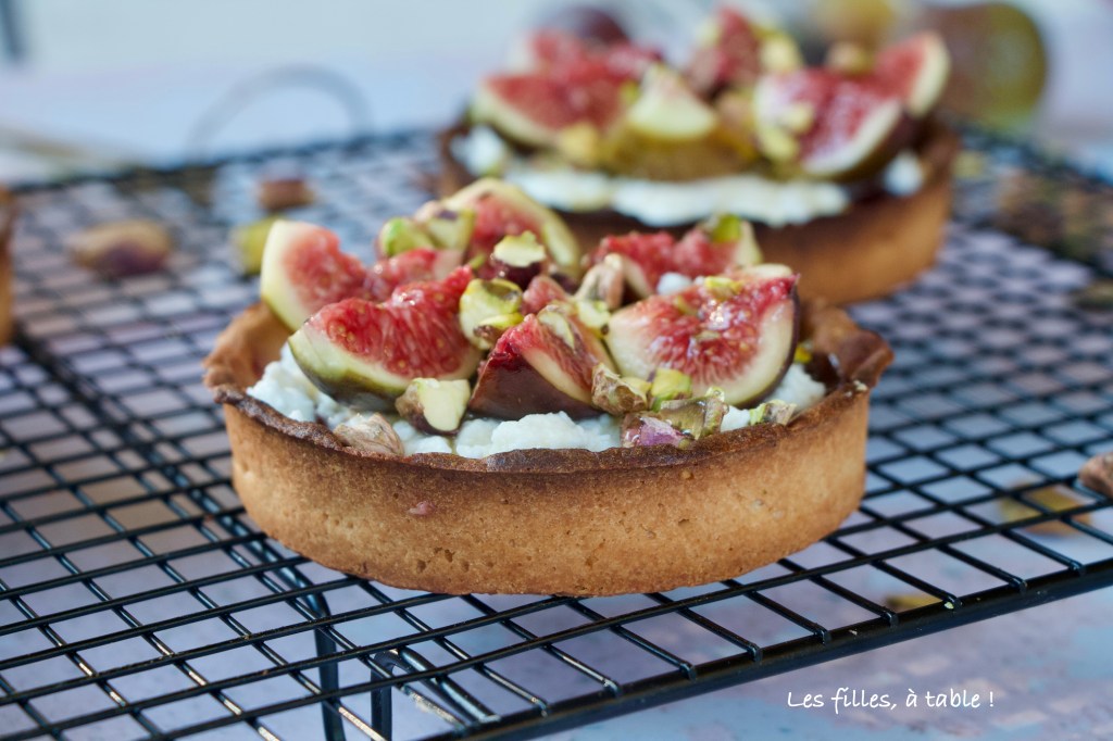 Tartelettes à la brousse, figues et pistaches