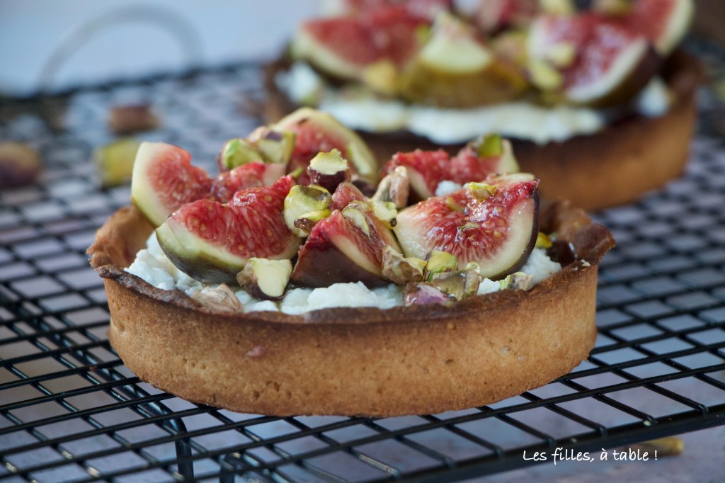 Tartelettes à la brousse, figues et pistaches