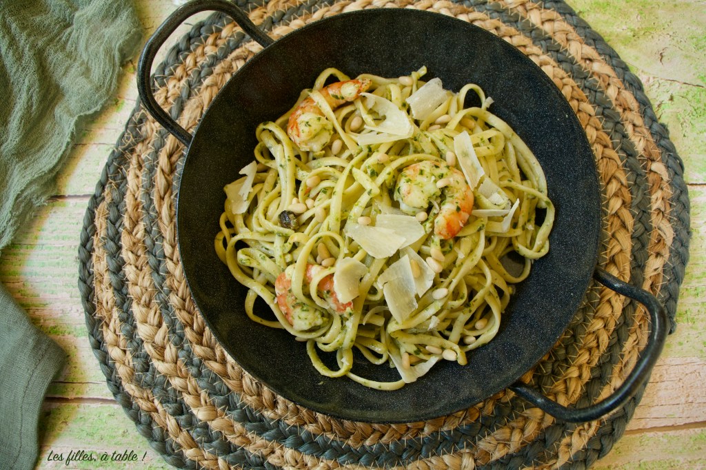 Pâtes aux crevettes et pesto à l'ail des ours