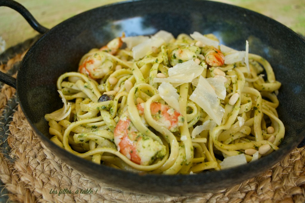 Pâtes aux crevettes et pesto à l'ail des ours