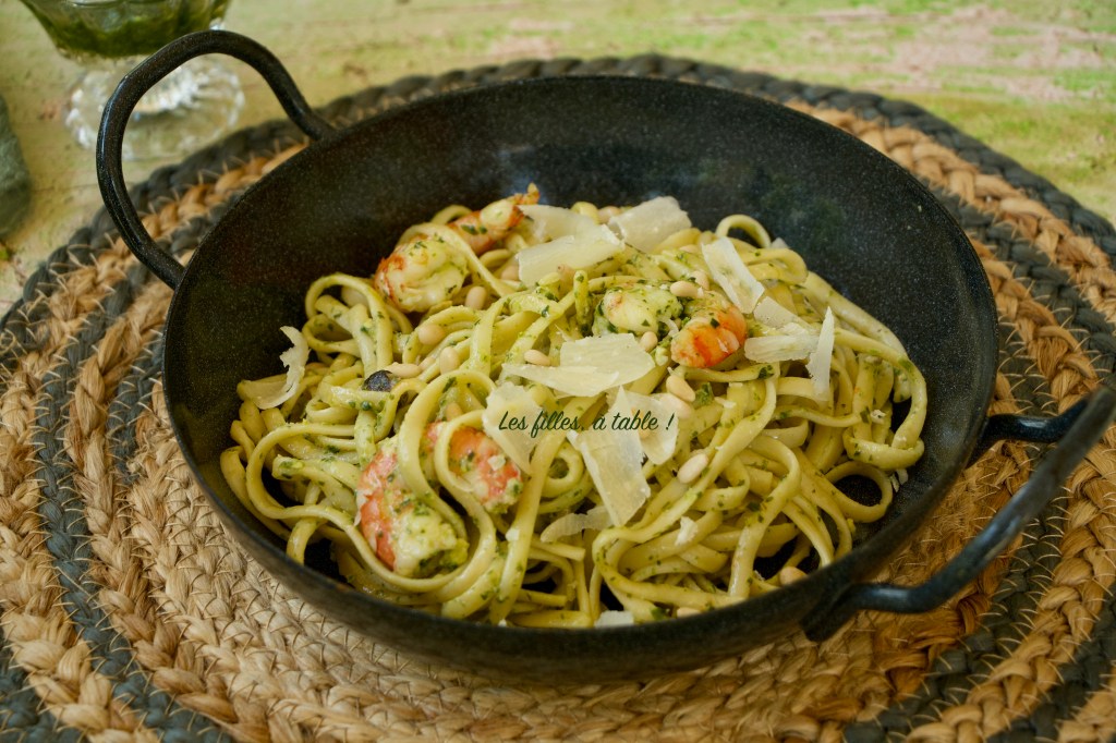 Pâtes aux crevettes et pesto à l'ail des ours