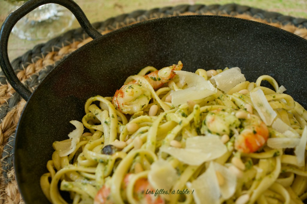 Pâtes aux crevettes et pesto à l'ail des ours