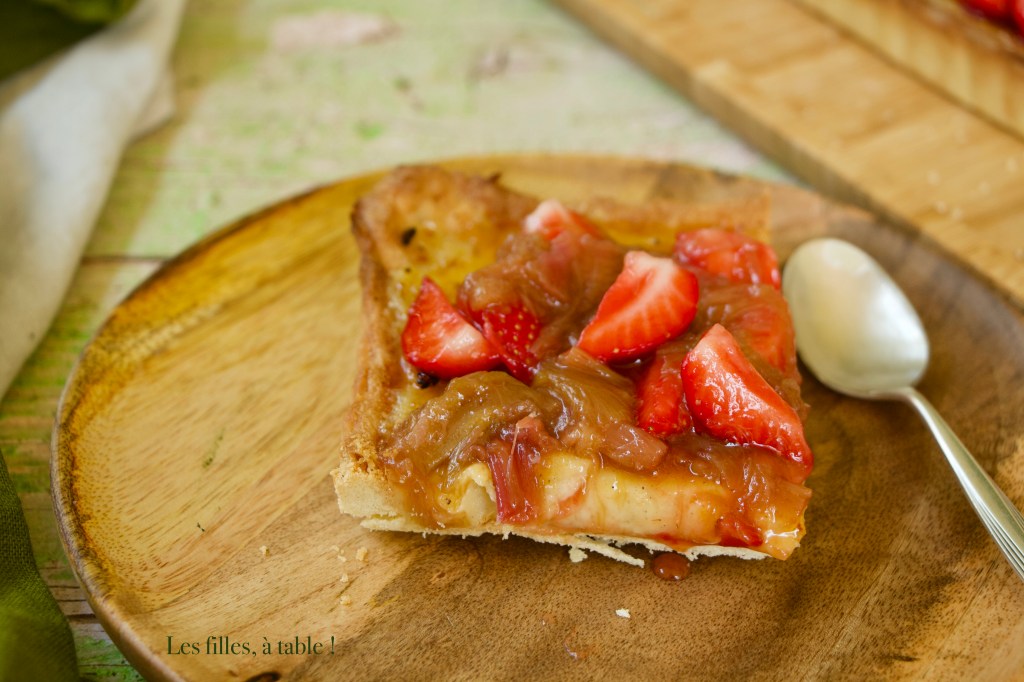 Tarte crème brûlée, rhubarbe et fraises